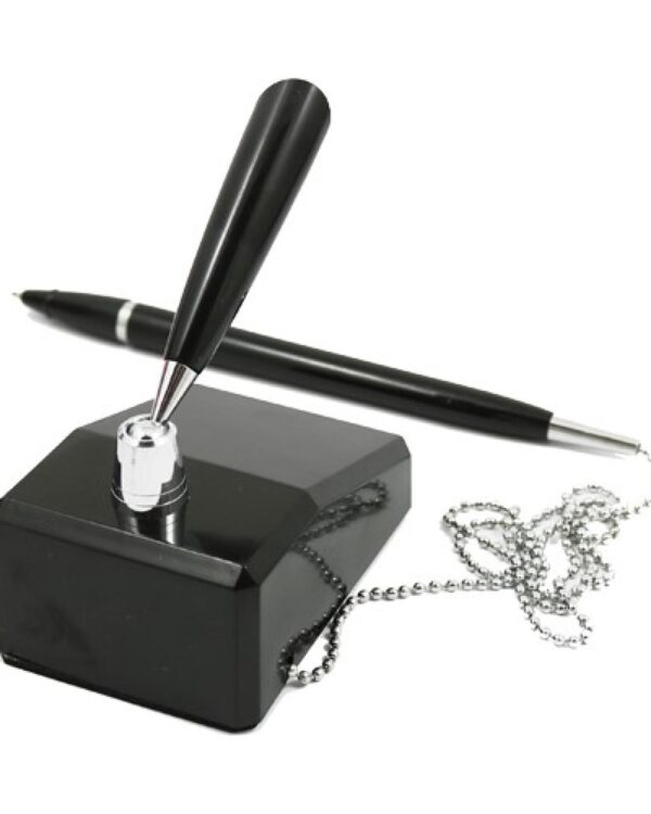 Kuličkové pero se stojánkem na řetízku Kuličkové pero na řetízku s praktickým plastovým stojánkem. Průměr hrotu 0